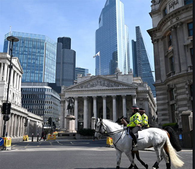 యూకేలో ఆర్థికవ్యవస్థ పతనం..300 ఏళ్లు  వెనక్కి!