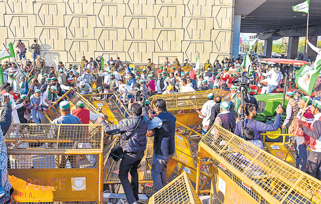 మోడీ సర్కార్ పై వెనక్కి తగ్గని రైతులు