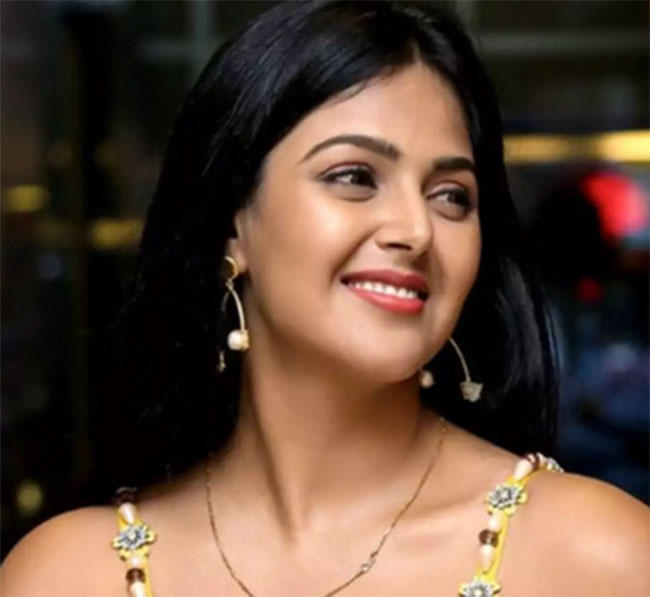 మోనాల్‌ కు అభిజిత్‌ ఫ్యాన్స్‌ సపోర్ట్‌ తో అతడు ఔట్‌!