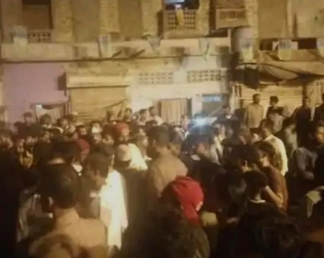 మతోన్మాద మూక దాడి.. హిందువులను కడుపున పెట్టుకుని కాపాడిన ముస్లింలు మతోన్మాద మూక దాడి.. హిందువులను కడుపున పెట్టుకుని కాపాడిన ముస్లింలు