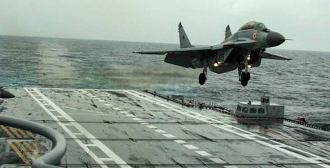 సముద్రంలో కుప్పకూలిన ఫైటర్​జెట్​ విమానం.. ఫైలెట్​ గల్లంతు..!