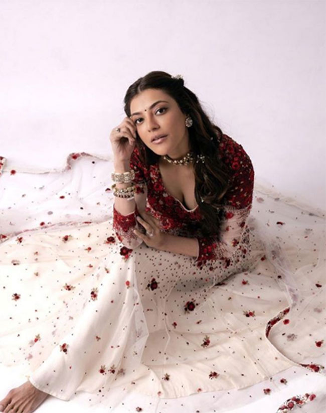 ఫోటో స్టోరి: మ‌బ్బు మాటున దాగావా చంద‌మామా?