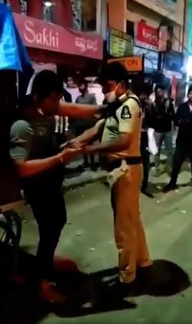అమీర్ పేట నడిబజారులో పోలీసు మీద చెయ్యి వేసి మరీ వార్నింగ్