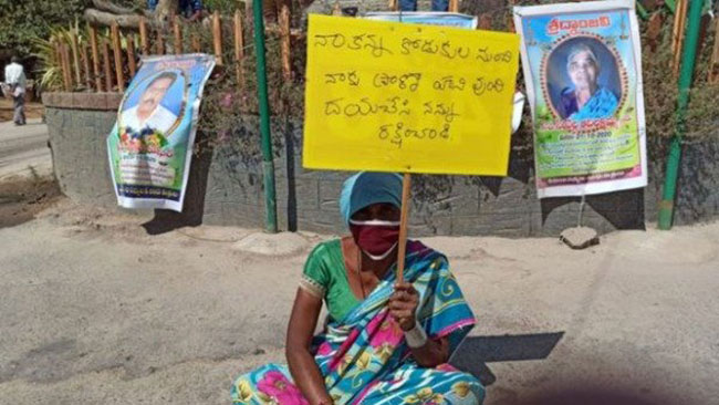 కన్న కొడుకుల నుంచి కాపాడండి.. రోడ్డెక్కి తల్లి ఆందోళన