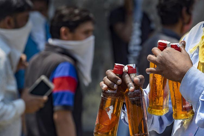 మద్యం ధరలు తగ్గించాక ఏపీ ఖజానాకు కాసుల కళకళ