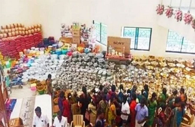 బాబోయ్.. కూతురు పెళ్ళికి  కానుకలు  లారీల కొద్దీ.. చూస్తే షాకే