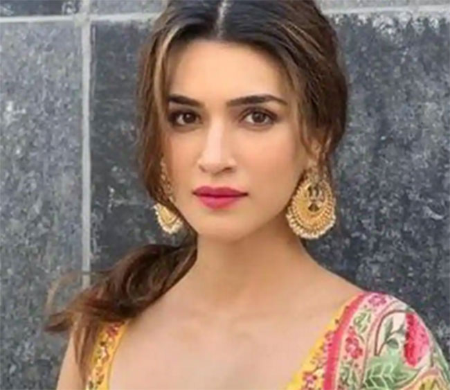 మ‌ళ్లీ తెలుగు ఆఫర్స్ కోసం ట్రై చేస్తున్న మహేష్ హీరోయిన్..!