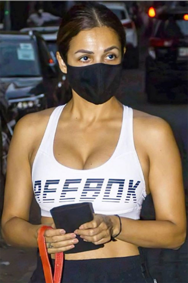 ఫోటో స్టోరి: 50కి చేరువైనా బిగి స‌డ‌ల‌ని మ‌లైకం