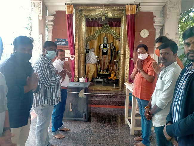 మెగా ఫ్యాన్స్‌ ప్రత్యేక పూజలు