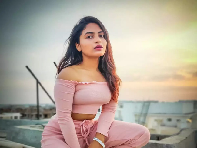 హారిక డ్రస్సింగ్‌ ట్రోల్స్‌ పై తల్లి స్పందన