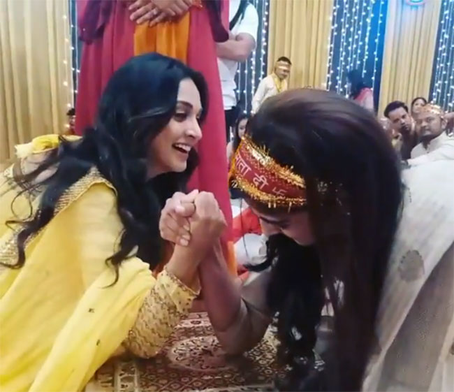 వీడియో : ముద్దుగుమ్మల భుజ బల ప్రదర్శణ