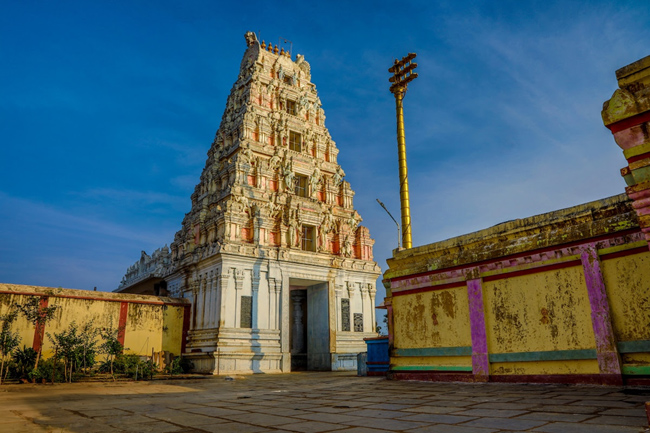 ఎంత ఎదిగినా... దేవుడి పాదాల కిందే