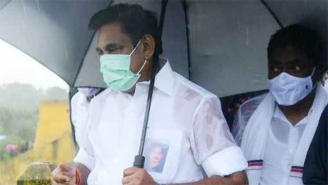 ఆదేశాల సీఎం కాదు..గొడుగు తో మురికి నీటిలో పర్యటన - ప్రతిపక్షాలకి నో ఆప్షన్!