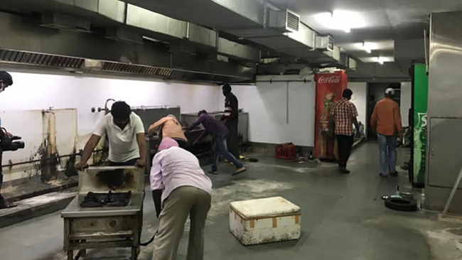 కోడికత్తి ‘ఫ్యూజన్​ ఫుడ్స్​’ ను ఖాళీచేయిస్తున్న అధికారులు..!