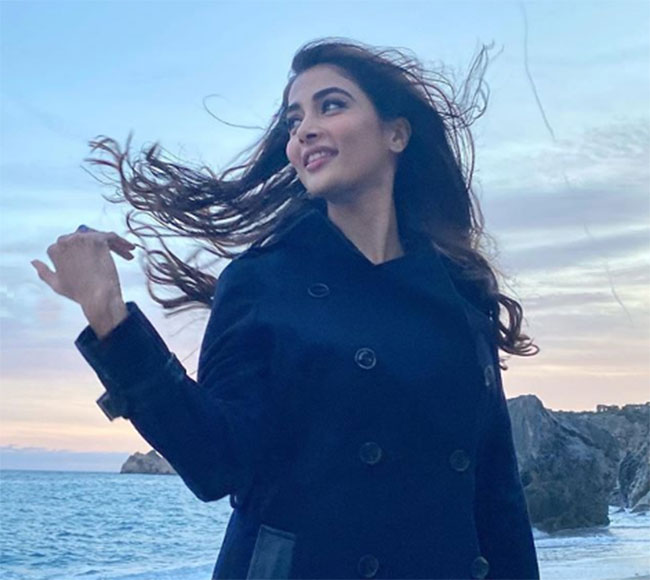 ఒకవైపు పొగుడుతూనే టాలీవుడ్ పై సెన్సేషనల్ కామెంట్స్ చేసిన పూజాహెగ్డే