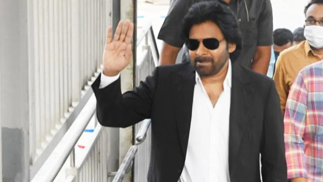 పవన్ రెండు పడవల ప్రయాణం నిర్మాతలకి ఇబ్బందిగా మారుతోందా..?