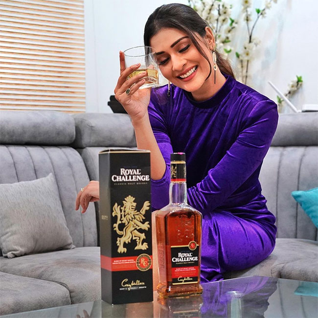 ఫొటోటాక్‌ : అమ్మడు ఈ అడ్డదారి ప్రమోషన్‌ ఏంటీ?