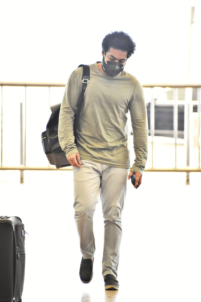 ఫోటో స్టోరి: ఫ‌్లైట్ దిగి కూల్ గా బాద్ షా