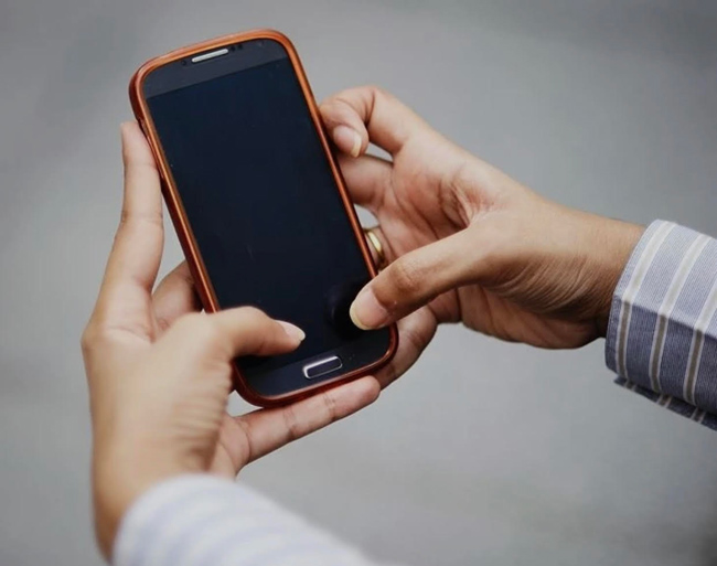 ఆ ముసలోడి న్యూడ్ బాగోతం.. పోలీసుల చెక్