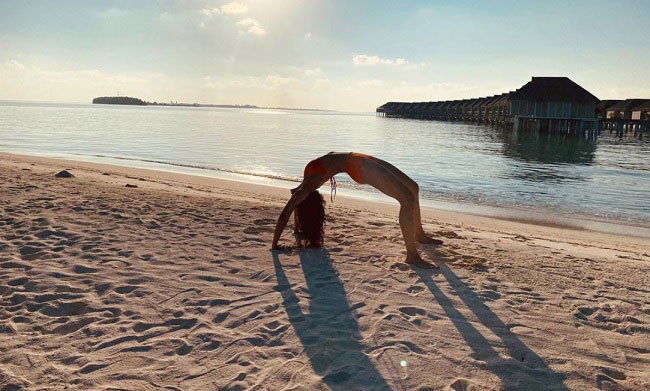 ఫోటో స్టోరి: బీచ్ యోగాలో ర‌కుల్ ప‌రేషానులే..!