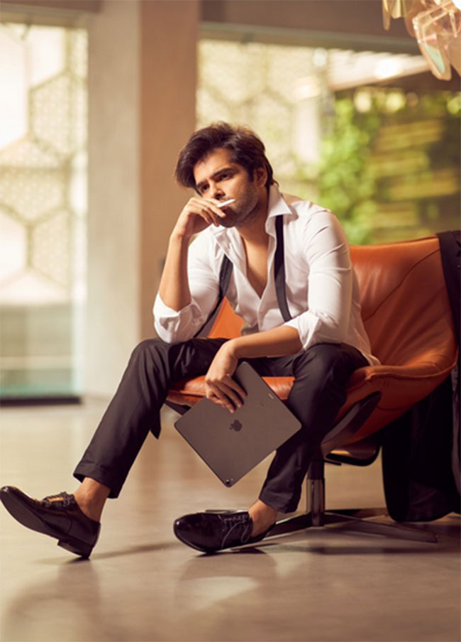 #WFH క‌వ‌ర్.. క్లాసీ లుక్ తో #RAPO చించాడుగా