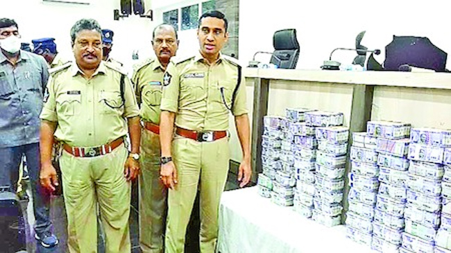 యూట్యూబ్‌ చూసి బ్యాంక్ లో రూ.77 లక్షల చోరీ !