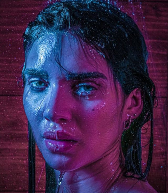 తేనెలో త‌డిసి ముద్ద‌యిన‌ ఐటెమ్ భామ