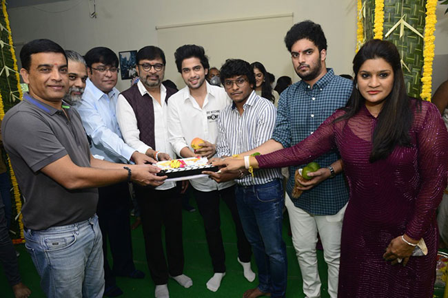 చిన్న సినిమా లాంచ్.. ఇంతమంది పెద్దోళ్లెందుకొచ్చారు?