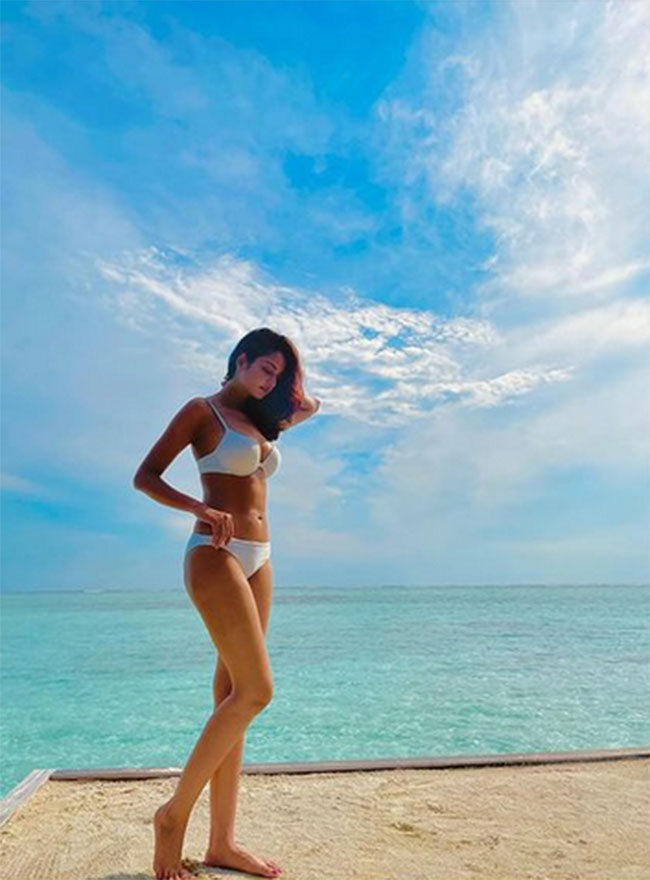 #హాట్ బికినీ.. ఫ్యాన్స్ ‌కు ఇలా షాకిస్తుంద‌నుకోలేదు