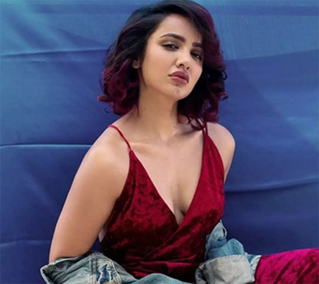 తెలుగ‌మ్మాయిల్ని ఈజీగా `క‌మిట్ మెంట్` అడిగేస్తారా?