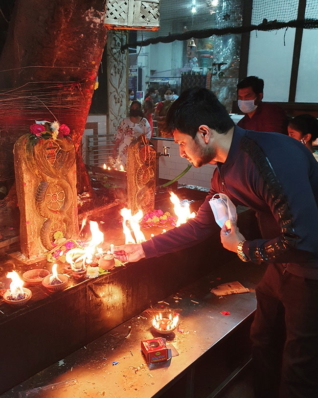 ప్ర‌తి కార్తీక మాసం కార్తికేయ ఆల‌యంలో 365 ద్వీపాలు వెలిగించే హీరో