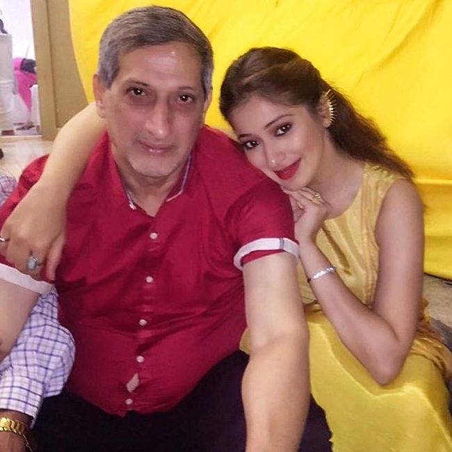 మిస్‌ యు నాన్న నిన్ను కాపాడుకోలేక పోయాను అంటూ హీరోయిన్‌ ఎమోషనల్‌