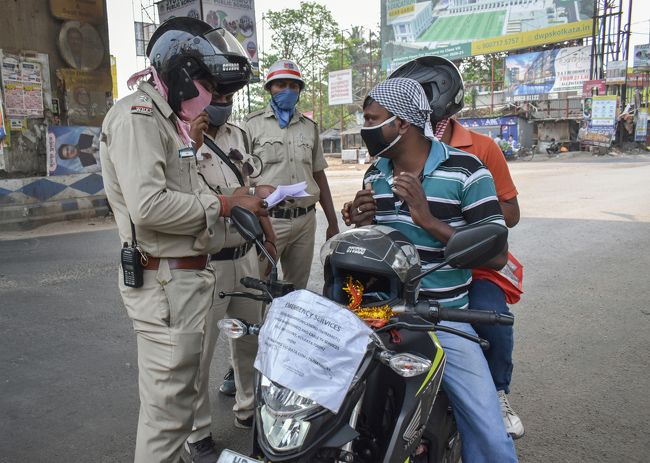 హెల్మెట్ లేకపోతే ఇక మీ పని ఖతమే హెల్మెట్ లేకపోతే ఇక మీ పని ఖతమే