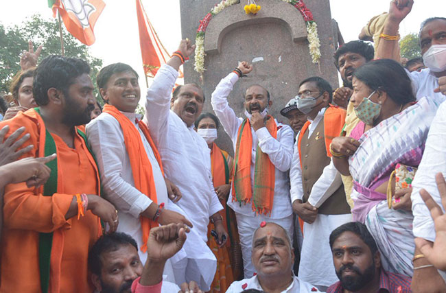 దుబ్బాక వేళ బడాయి మాటల్ని కమలానాథులు తగ్గించాలట