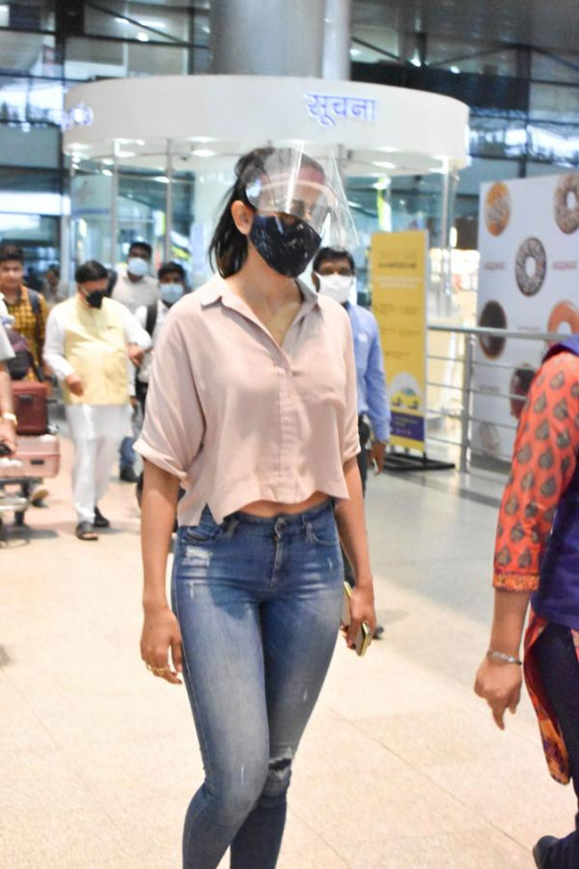 వ్వాటే ర‌కుల్.. ఫేష్ షీల్డ్ వేసిన ఇస్ట‌యిల్ త‌గ్గ‌దుగా..