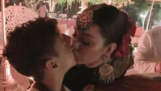 కంగ‌న ముద్దాడిన ఆ బుడ‌తడు ఎవ‌రూ?