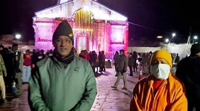 కేదార్ నాథ్ మంచులో చిక్కుకున్న ఇద్దరు సీఎంలు..