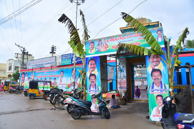 కాస్త చెప్పండి జగన్..గుళ్ల దగ్గర మీ వాళ్ళ ప్రచారంతో డ్యామేజ్ పక్కా!!