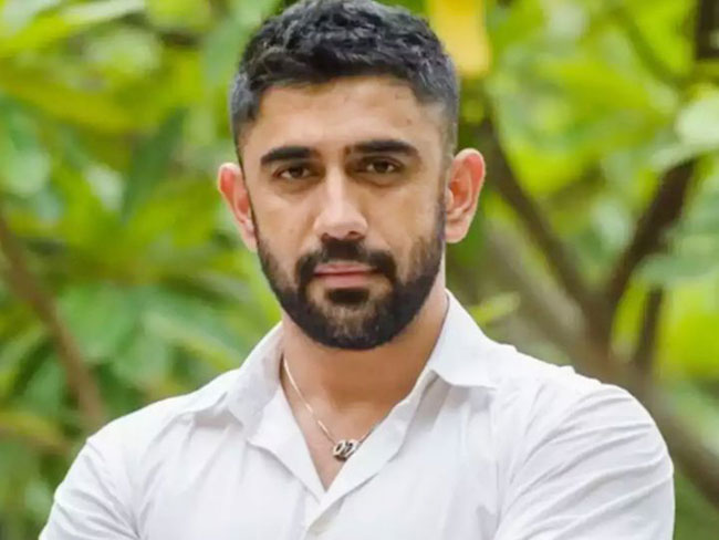 బాలీవుడ్ ​లో ఎన్నో అవమానాలు.. నాలుగు సార్లు ఆత్మహత్యకు యత్నించా!