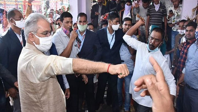 సీఎంకి చెర్నకోలతో దెబ్బలు :అయినా కొట్టినోళ్లకు నమస్కారం  పెట్టిన ముఖ్యమంత్రి