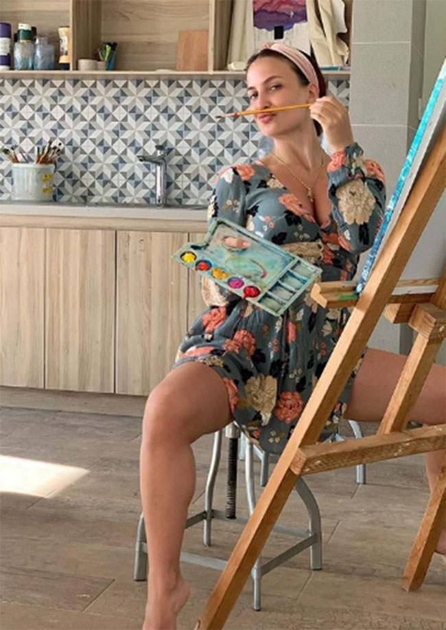 ఫుట్ పెయింటింగ్ పీక్స్ లో క‌నెక్ట‌య్యింద‌మ్మా