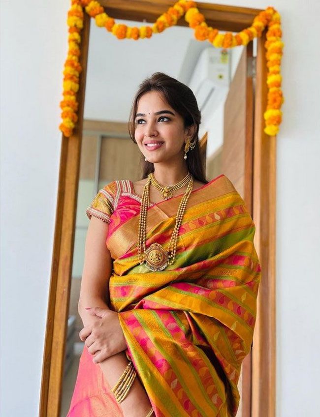 Pujita Ponnada Looks beautiful in a Saree