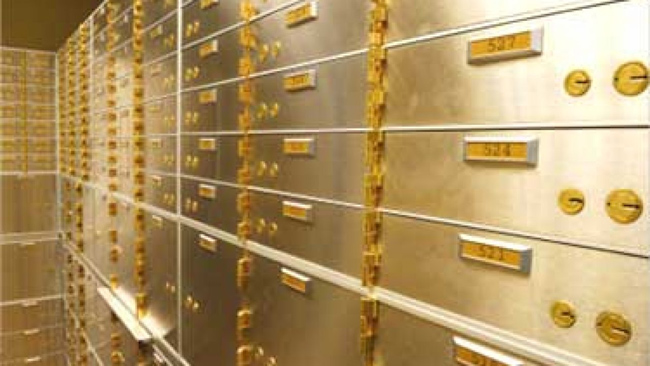 లాకర్ లో దాచిన400 కిలోల బంగారంలో 103 కేజీలు మాయం