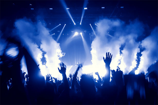 కరోనా నిబంధనలు బేఖాతరు : నైట్ క్లబ్బులపై దాడులు 275 మంది అరెస్ట్ !