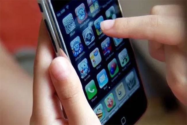 స్మార్ట్ ఫోన్ లోనే రోజుకు 7 గంటలు..!