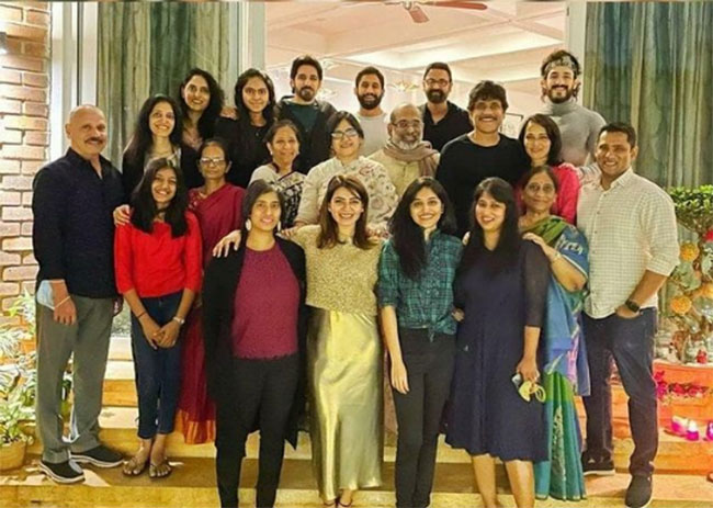 ఫ్యామిలీ పిక్ షేర్ చేసిన అక్కినేని హీరో!!