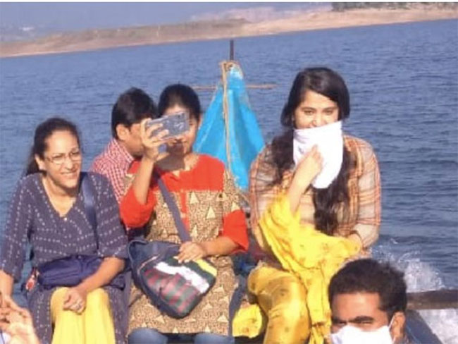 గోదావరి నదిలో సింపుల్‌ గా బోట్‌ ప్రయాణం చేసిన అనుష్క!