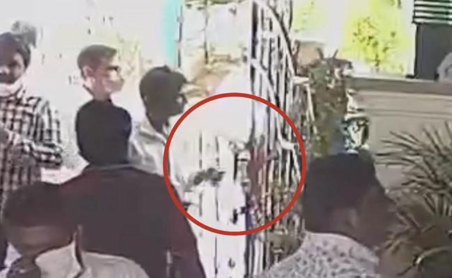 పక్కా స్కెచ్ తోనే  మంత్రి పేర్ని నానిపై దాడి ... సీపీటీవీ ఫుటేజీ రిలీజ్ !