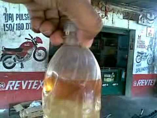 ఇటువంటి వాళ్లను ఏం చేయాలి..!  నీళ్లు కలిపి పెట్రోలు అమ్ముతున్నారు?