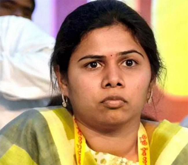 పోలీసులకు దిమ్మ తిరిగేలా సడన్ షాకిచ్చిన భూమా అఖిలప్రియ